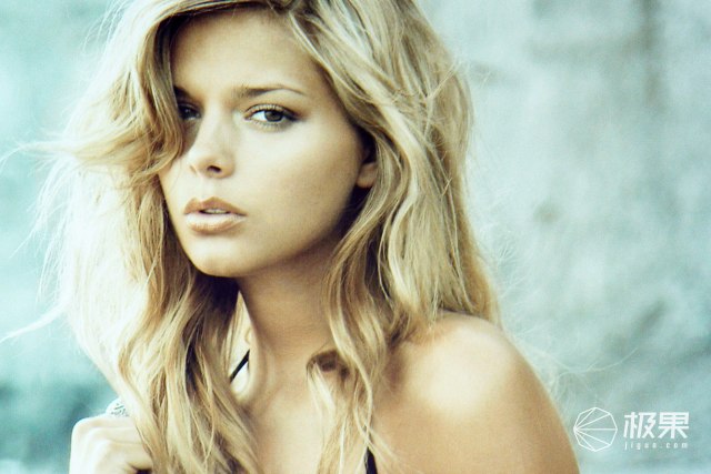 真正的无边框全屏电视机,超薄屏幕无边框电视