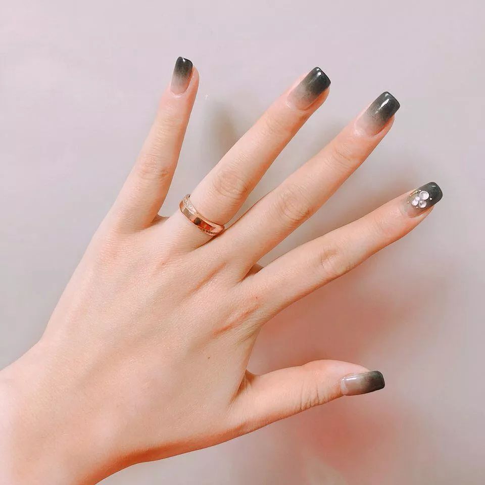 再年轻的脸也挡不住“奶奶”手，隐藏年龄的秘密，全靠这一只