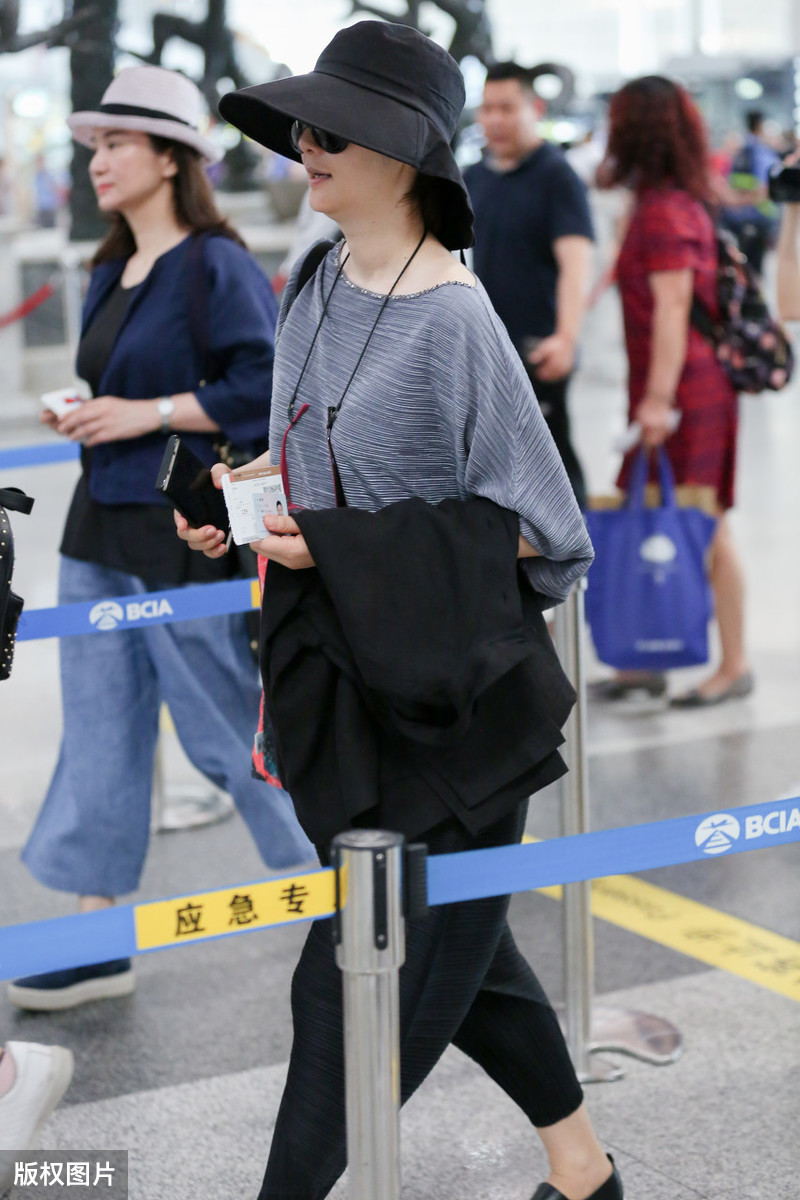 徐帆红衣黑裤显得气色超好,徐帆条纹衫阔腿裤