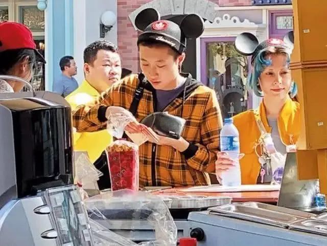 成龙20岁女儿传婚变，清空秀恩爱照片，同性妻子发文称旧照恶心