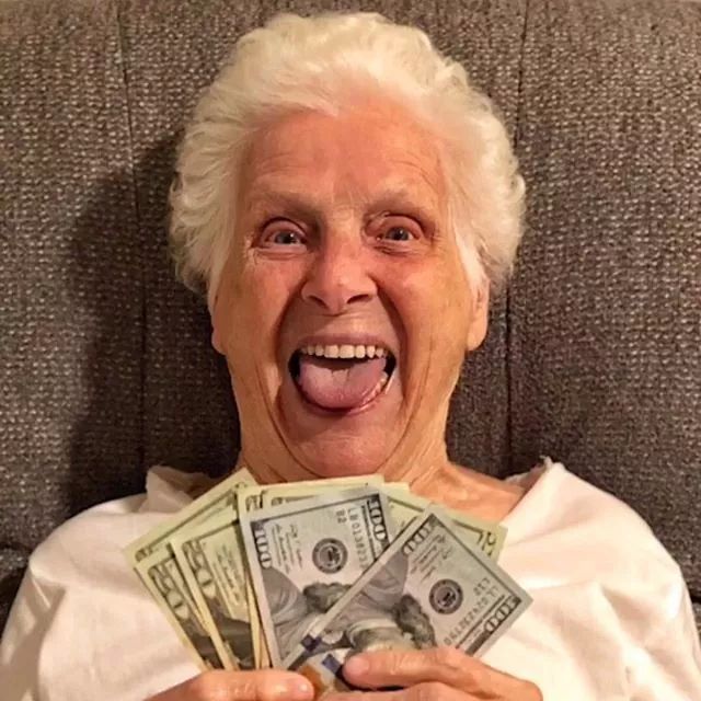 93岁奶奶恶搞27岁孙子，一夜爆红！1300万网友围观：奶奶太坑了