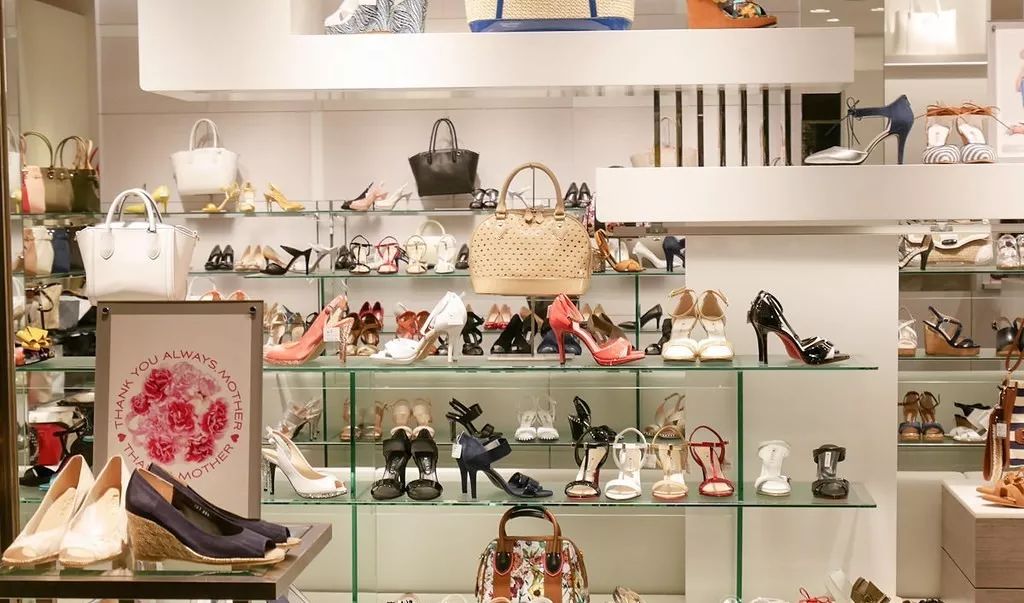 游客都去逛百货商店了，日本人自己去了这里