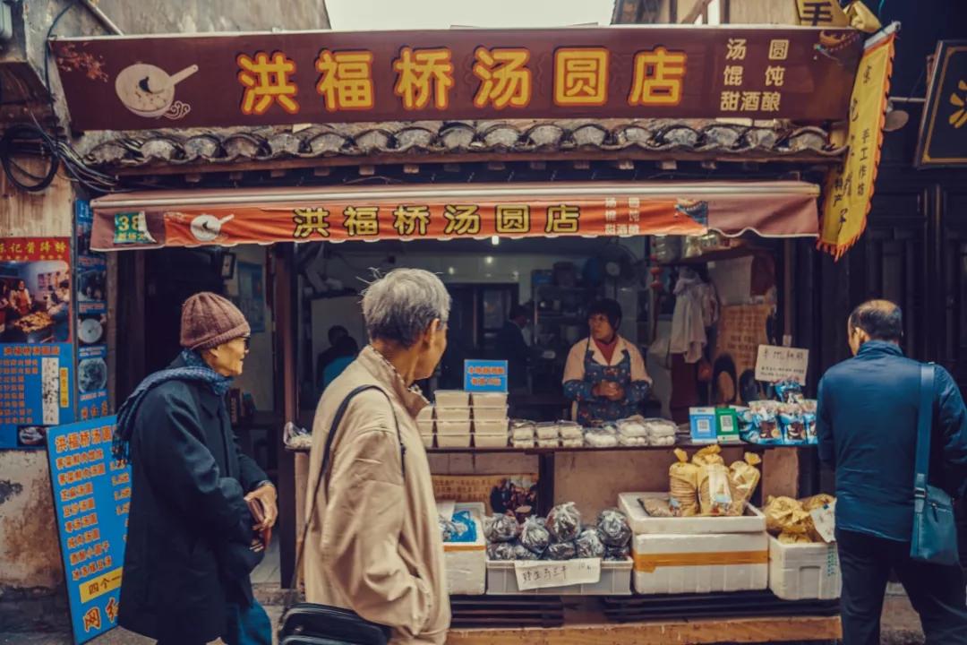 朱家角古镇和新场古镇哪个大一点,新场古镇和朱家角哪里好吃的多