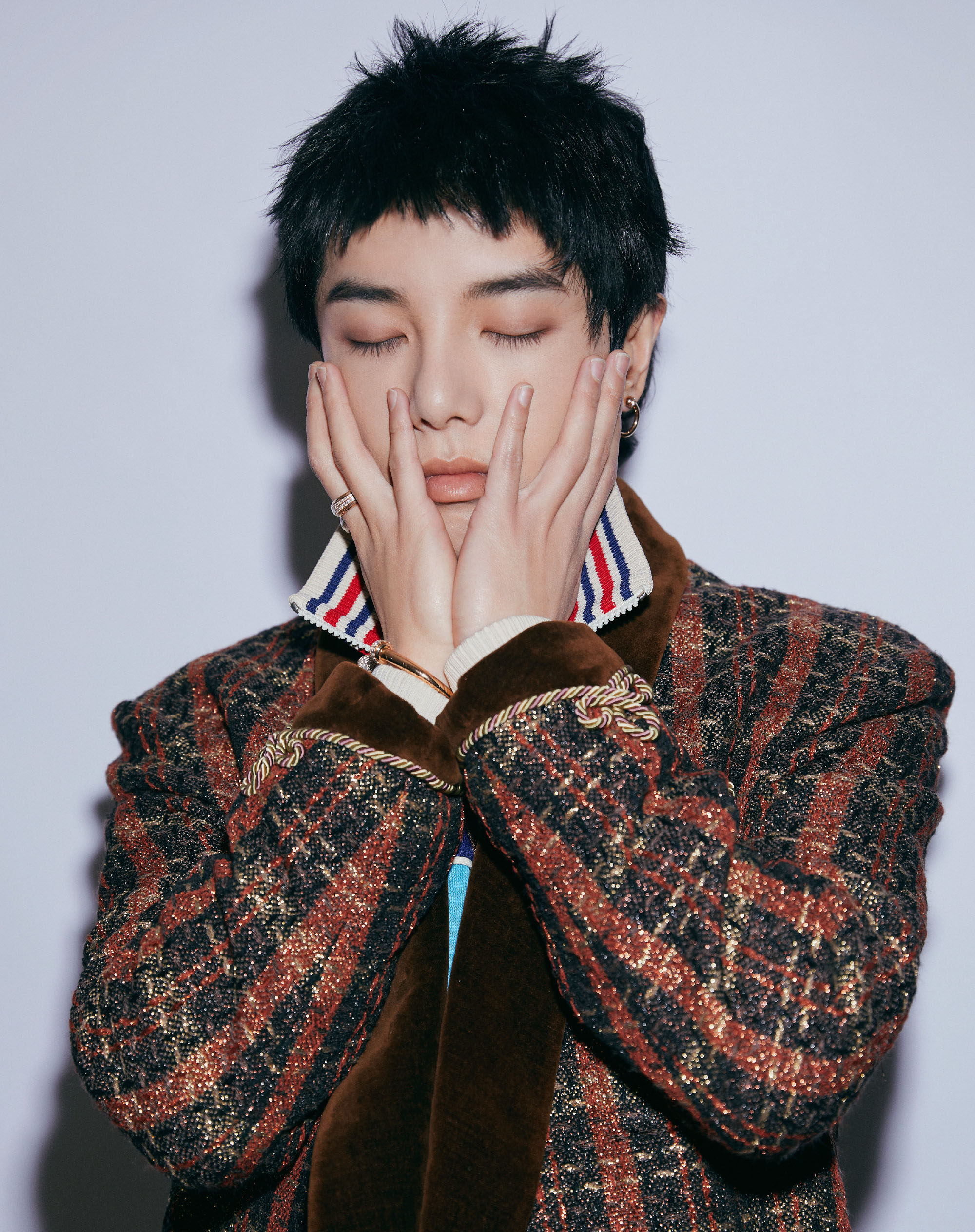 华晨宇同款棒球服搭配,华晨宇黑色西服穿搭图片