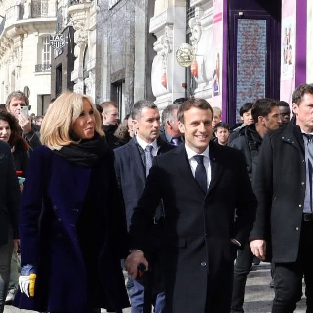 布丽吉特穿蓝色套装裙,67岁布丽吉特穿西装