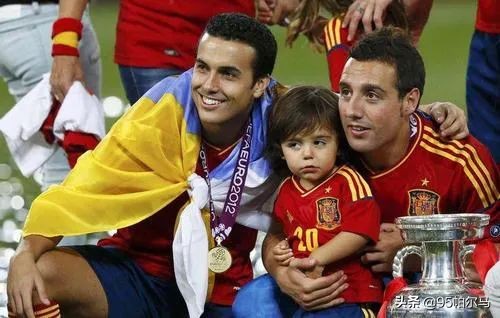 35岁落叶归根，却还扮演着潜水艇上的指挥官