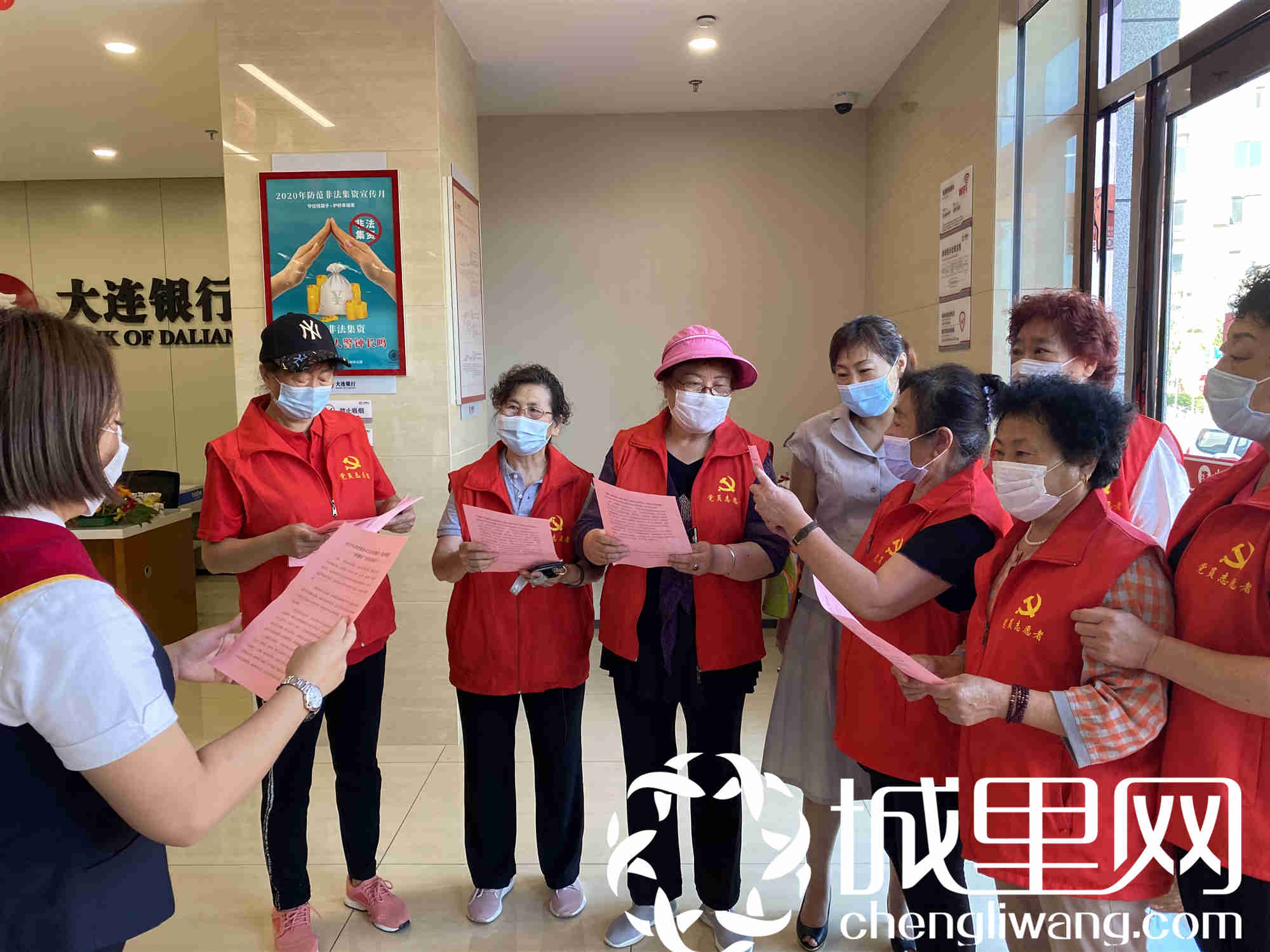 大连绿波社区开展“温情父亲节理发献爱心”志愿服务活动