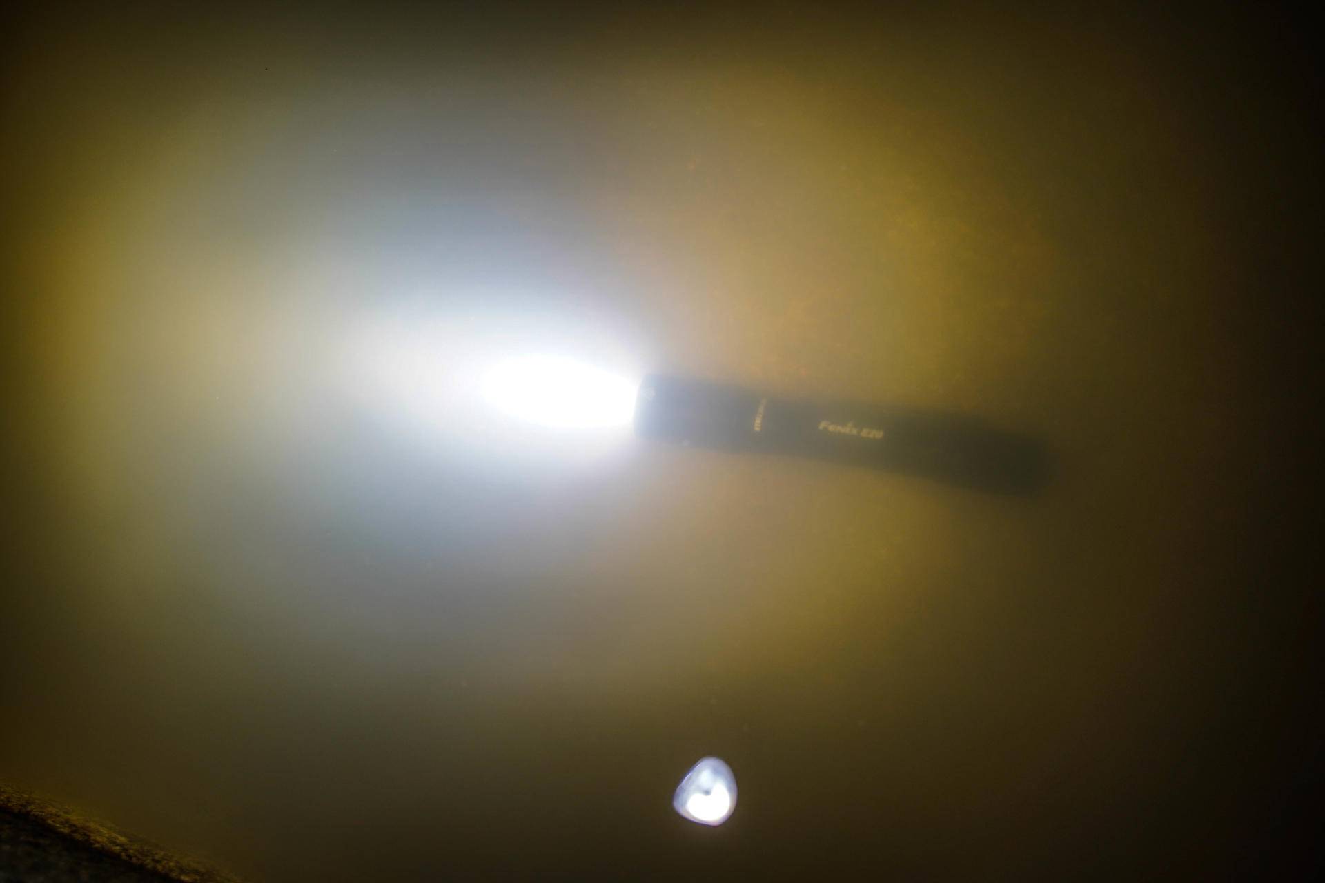 小巧便携，亮度高！体验菲尼克斯E20V2.0便携手电