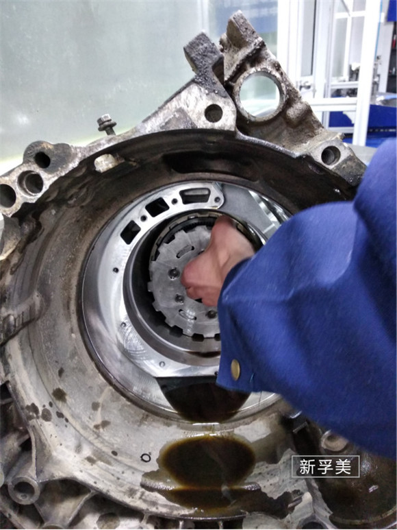 奥迪q3变速箱渗油维修多少钱,奥迪a4l起步变速箱打滑