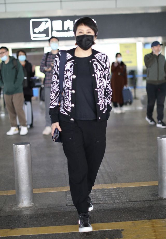 张凯丽港风复古造型,张凯丽深蓝色牛仔裤