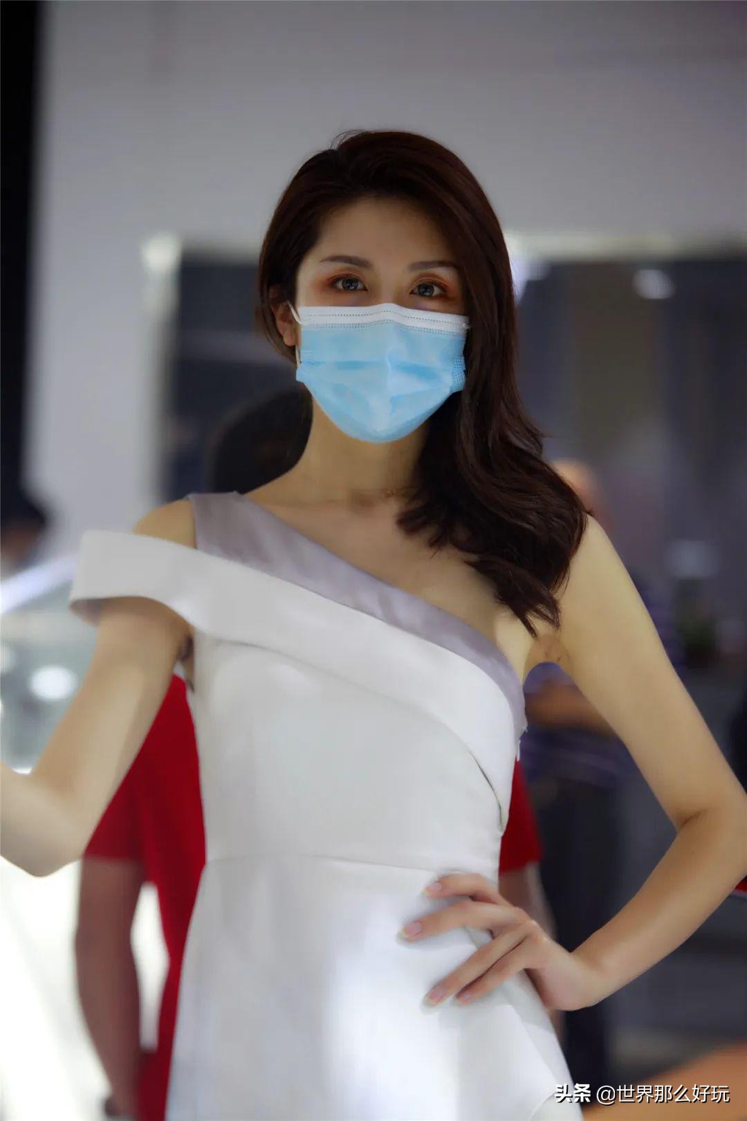 「高清大图」海口车展车模集体戴口罩，难掩身材曲线，呼之欲出