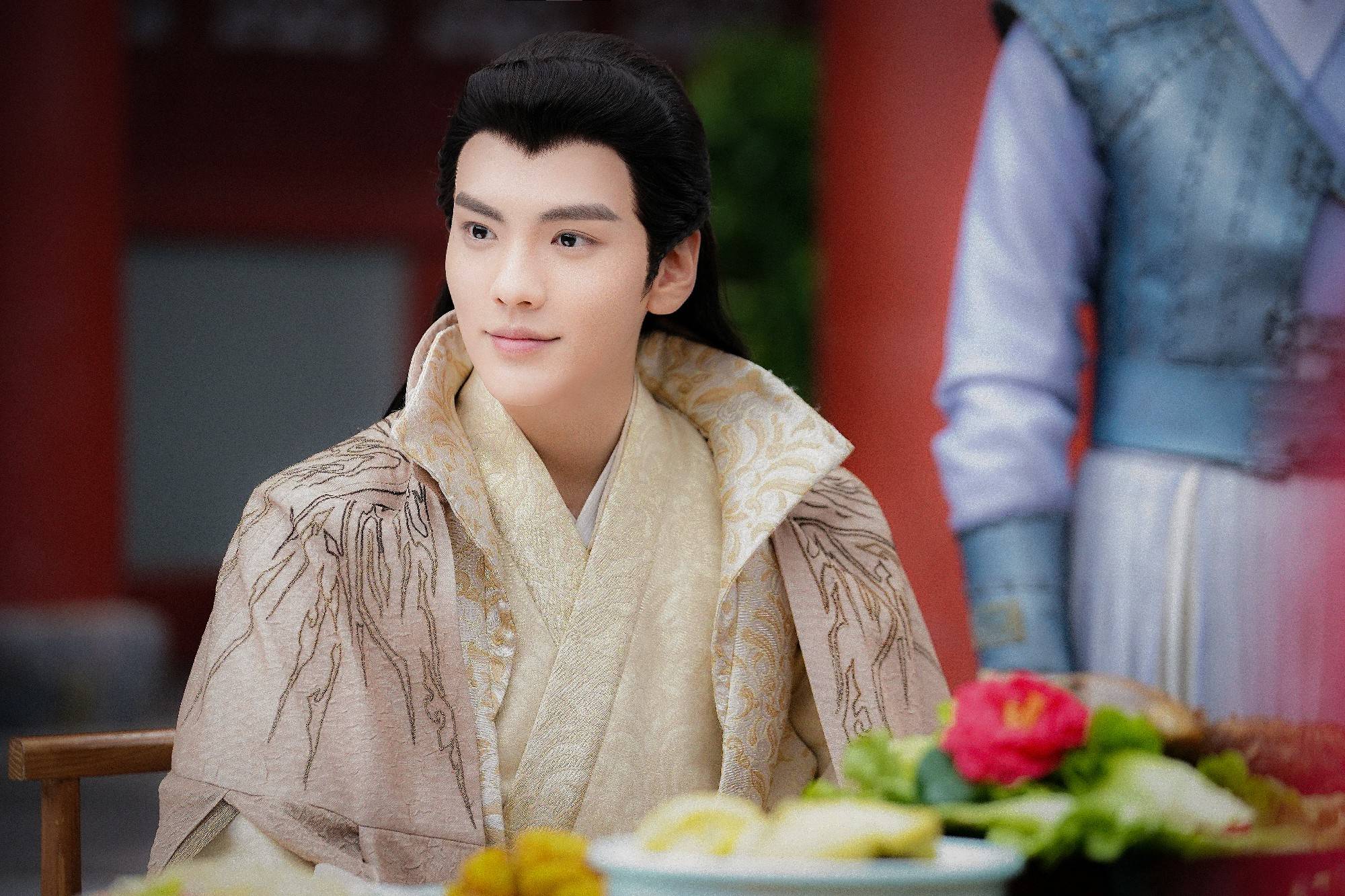 毕雯珺新戏开播原著抢先读,厉嘉琪毕雯珺小女霓裳高难度吻戏