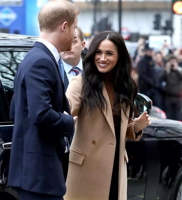 梅根出席王室活动不自信,梅根退出王室后首次见到女王