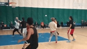 网友偶遇鹿晗邓超撒贝宁打篮球,网友偶遇鹿晗关晓彤打羽毛球