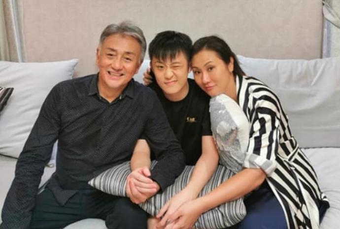 一众港星冒雨踢足球，吴岱融萧正楠浑身湿透，卢惠光父子罕见露面