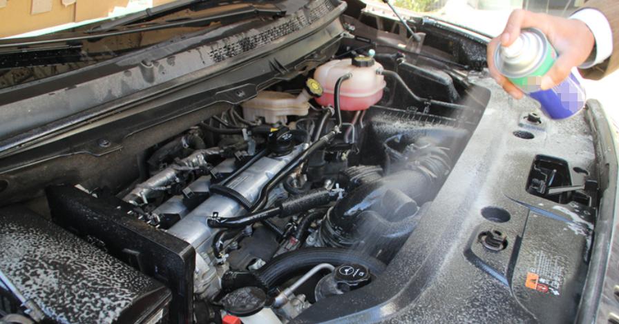 年检油门踩到底爆缸,猛踩一脚油门后发动机轰鸣