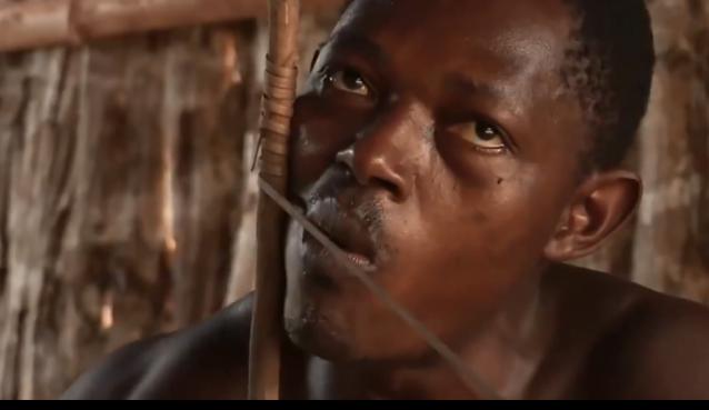 非洲牧师给穷人疯狂*脑洗**，几分钟就赚两万块，穷人激动得浑身抽搐