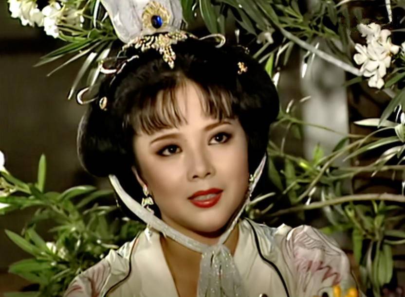 28岁成名的2段婚姻,她出道54年经历两段婚姻