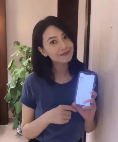 高圆圆产后露肩衫,高圆圆产后复出首封小露香肩