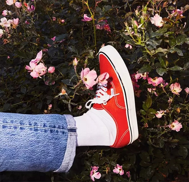 帆布鞋真的百搭吗,帆布鞋百搭又好看可是容易脏