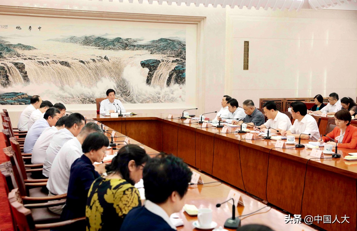 人大代表学习法律法规,人大代表讲政治讲担当率先垂范