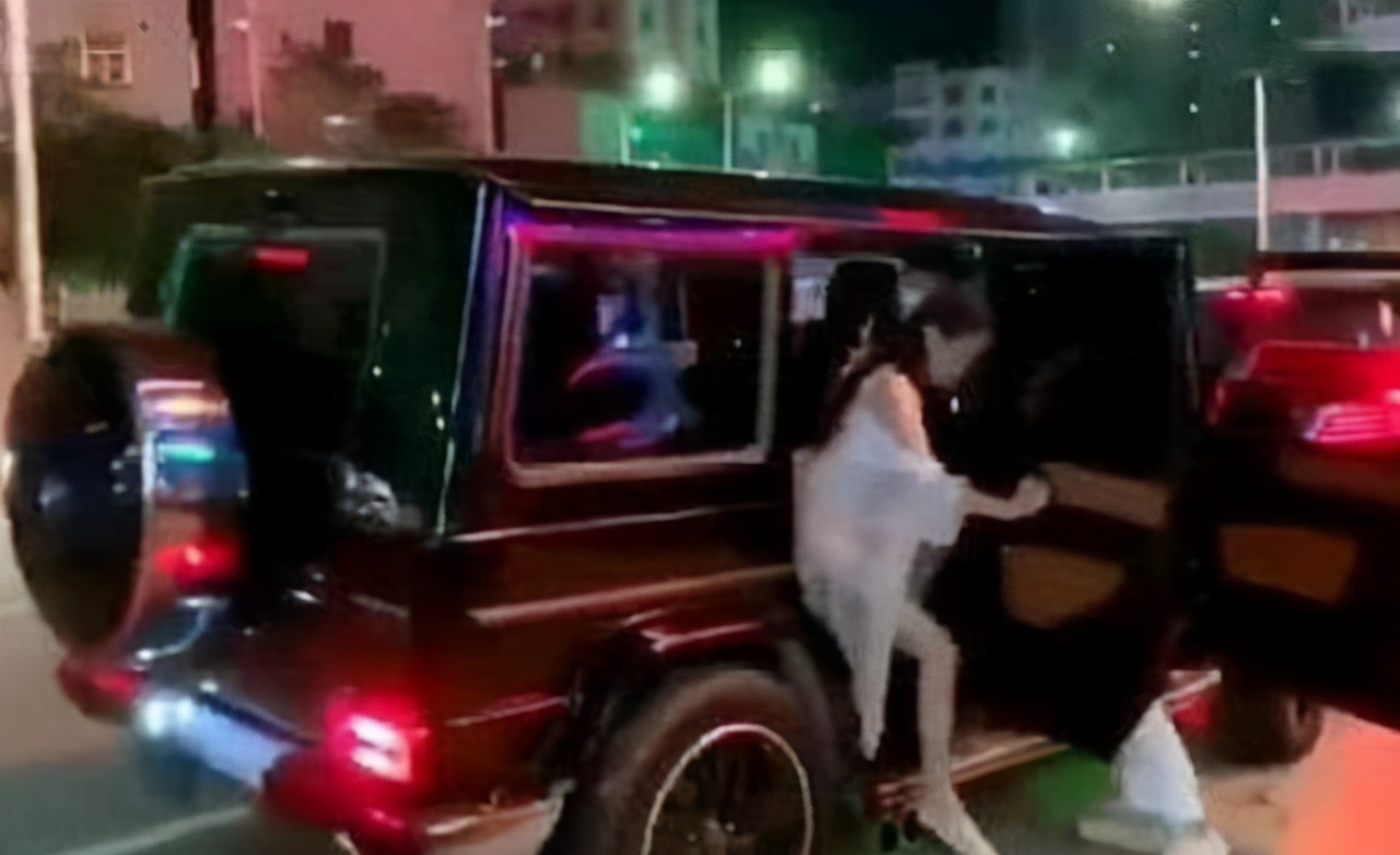 女子第一次坐奔驰大G，小腿被排气管烫伤：连我爸的摩托都不如