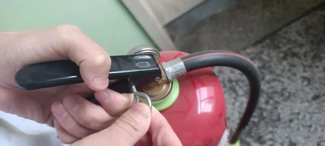 正确掌握灭火器的使用方法图解,灭火器的正确使用方法四步口诀