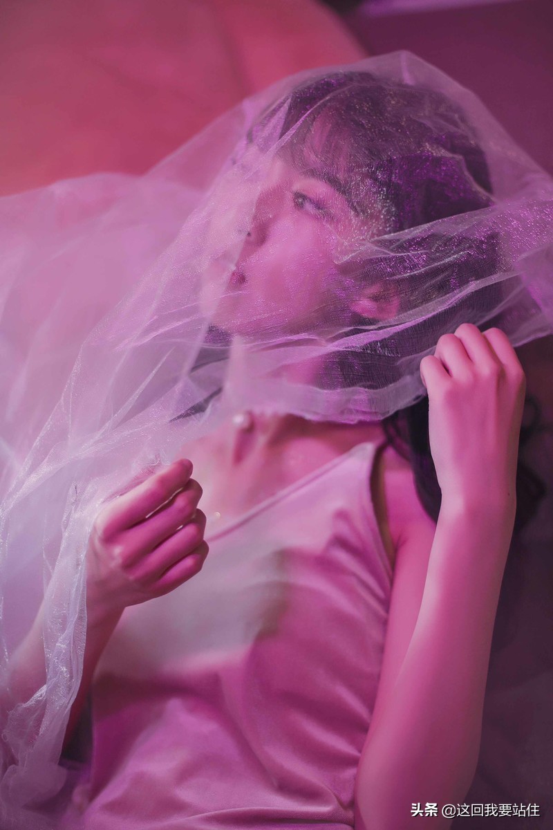 靓靓聊第160期:美女紫色灯光下呈现的一种非主流美,慵懒又高贵