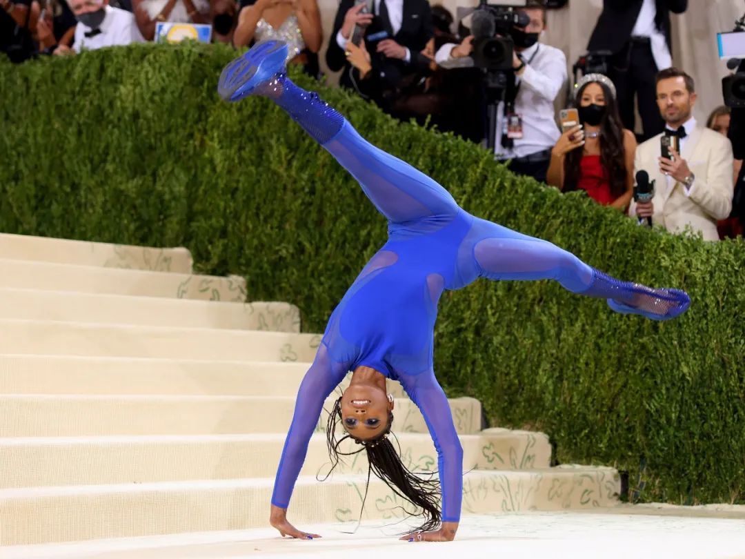 谷爱凌metgala红毯2021,红毯经典造型metgala