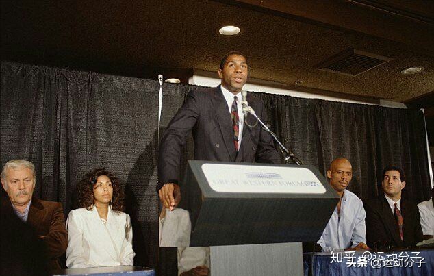 斯台普斯球馆雕像,斯台普斯中心门前的雕像