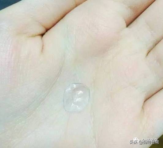 都别动！我掉了一只隐形眼镜