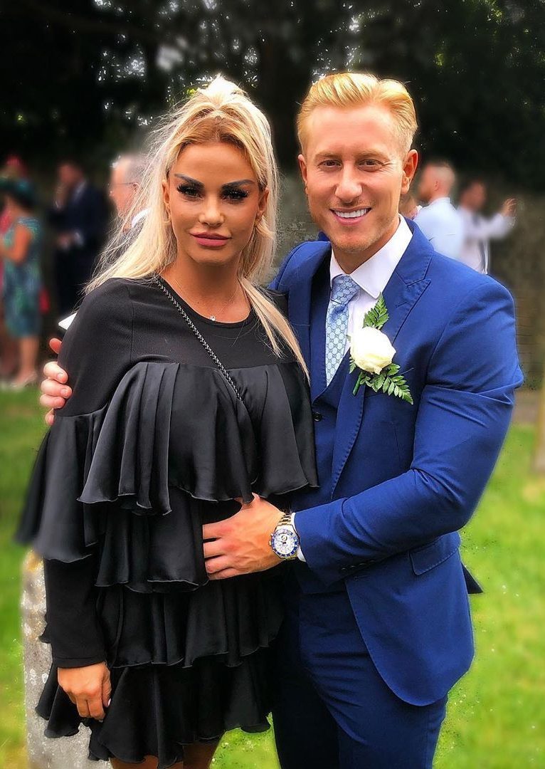 约会时整容线突然崩开，英国网红前男友回踩，给前女友表现打1分