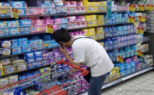 妻子蹲厕所来例假,丈夫下楼买姨妈巾,听到店员嘟囔,他生不如死