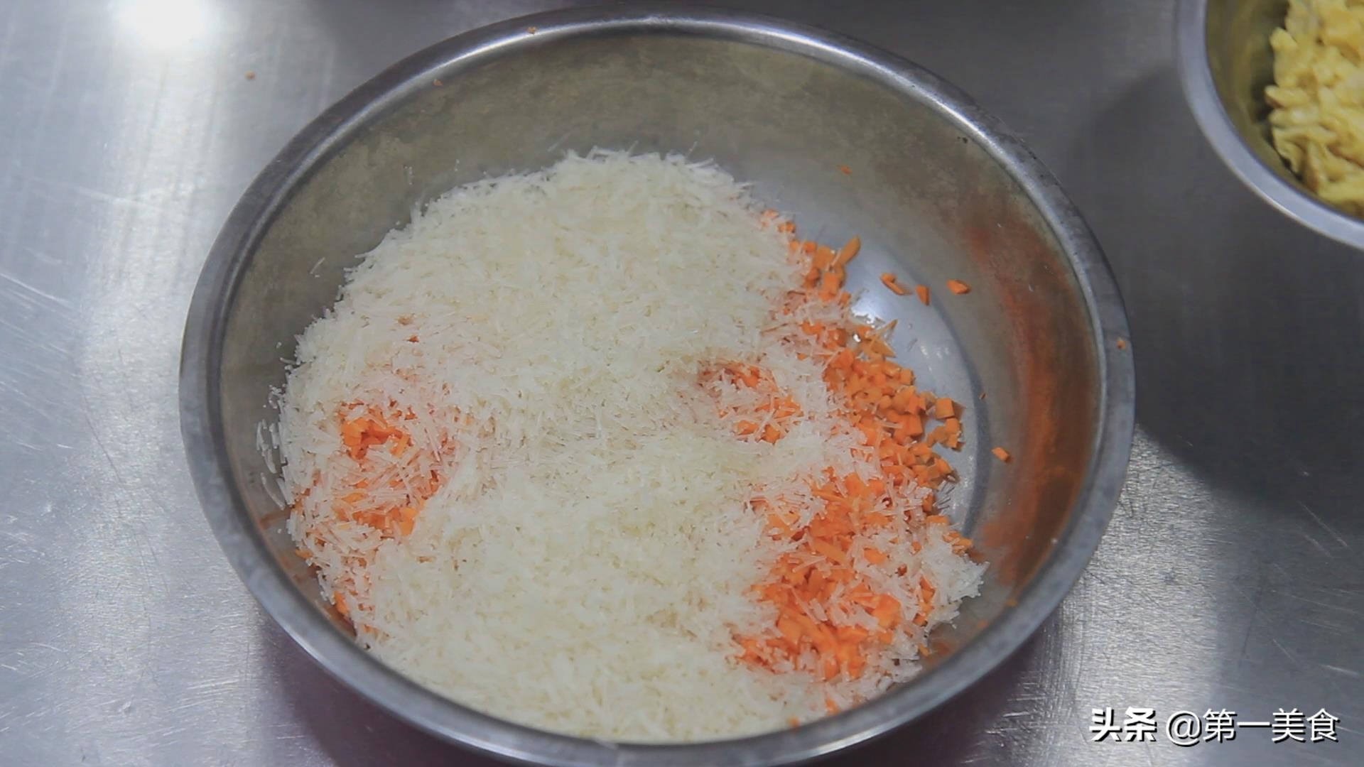 面点师麦穗水饺的包法,麦穗包子的捏法慢动作视频