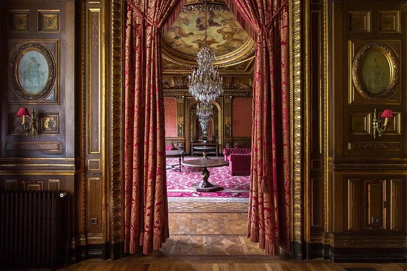 17岁抛夫弃子,一个用身体换金钱的*女妓**,凭什么有名有利?