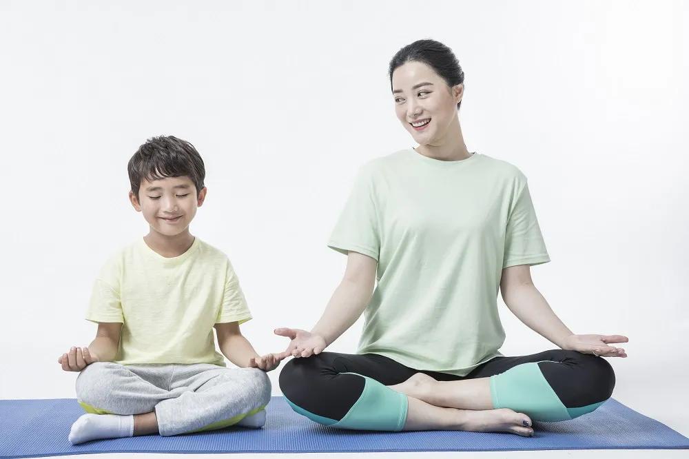 3岁小孩平时爱挑眉、耸肩，医生却说不是坏习惯？