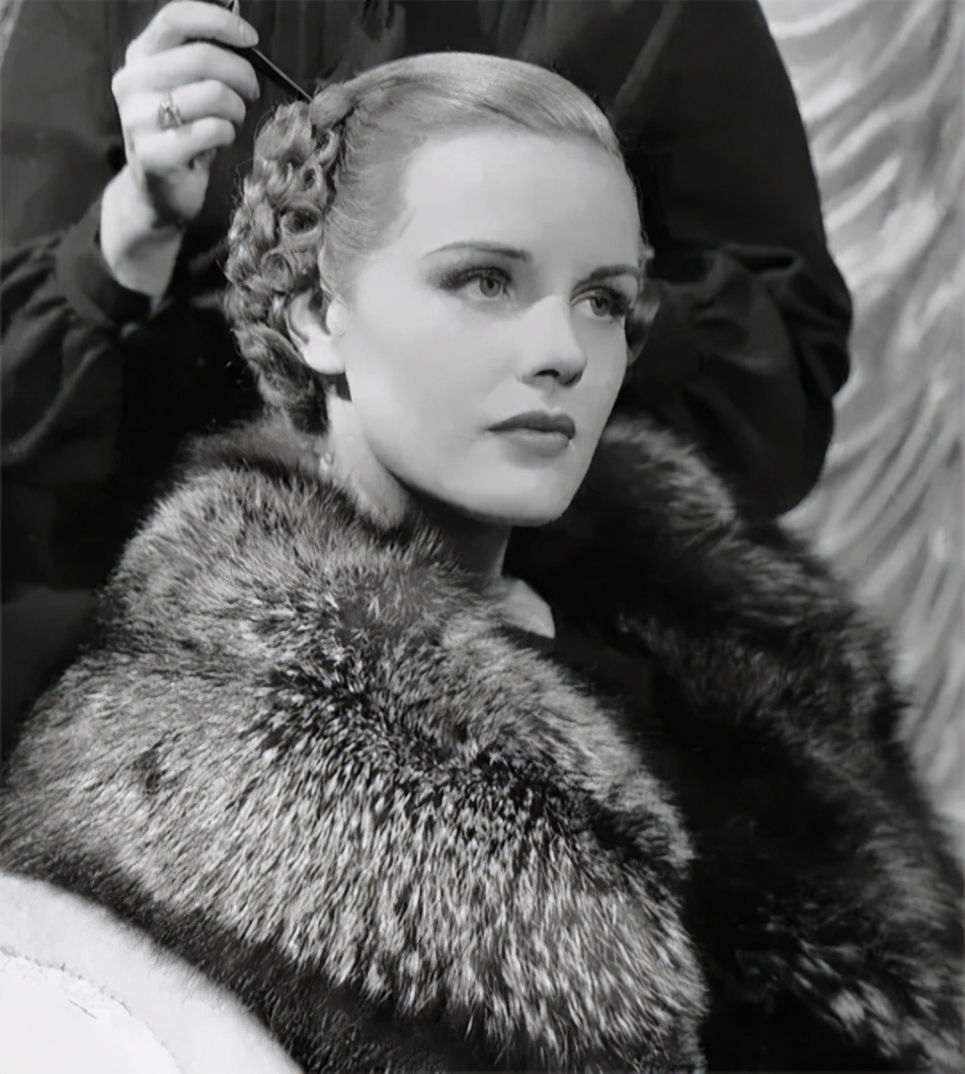 20美元睡一次的女星弗朗西斯:被亲妈送疗养院,被迫切除脑白质