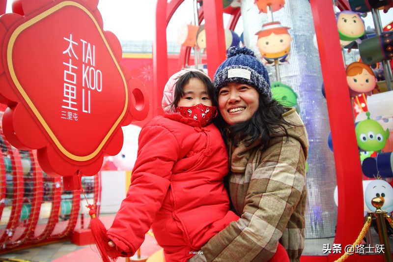 上海迪士尼2022烟花秀点亮新一年,北京三里屯迪士尼灯会