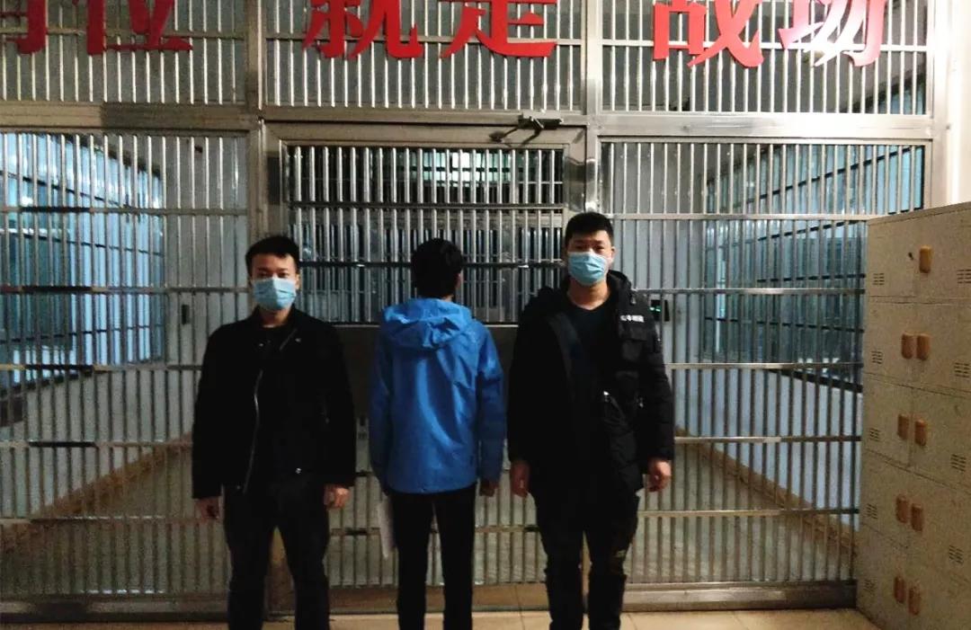 疫情男子卖假口罩被警察抓,贩卖口罩违法犯罪