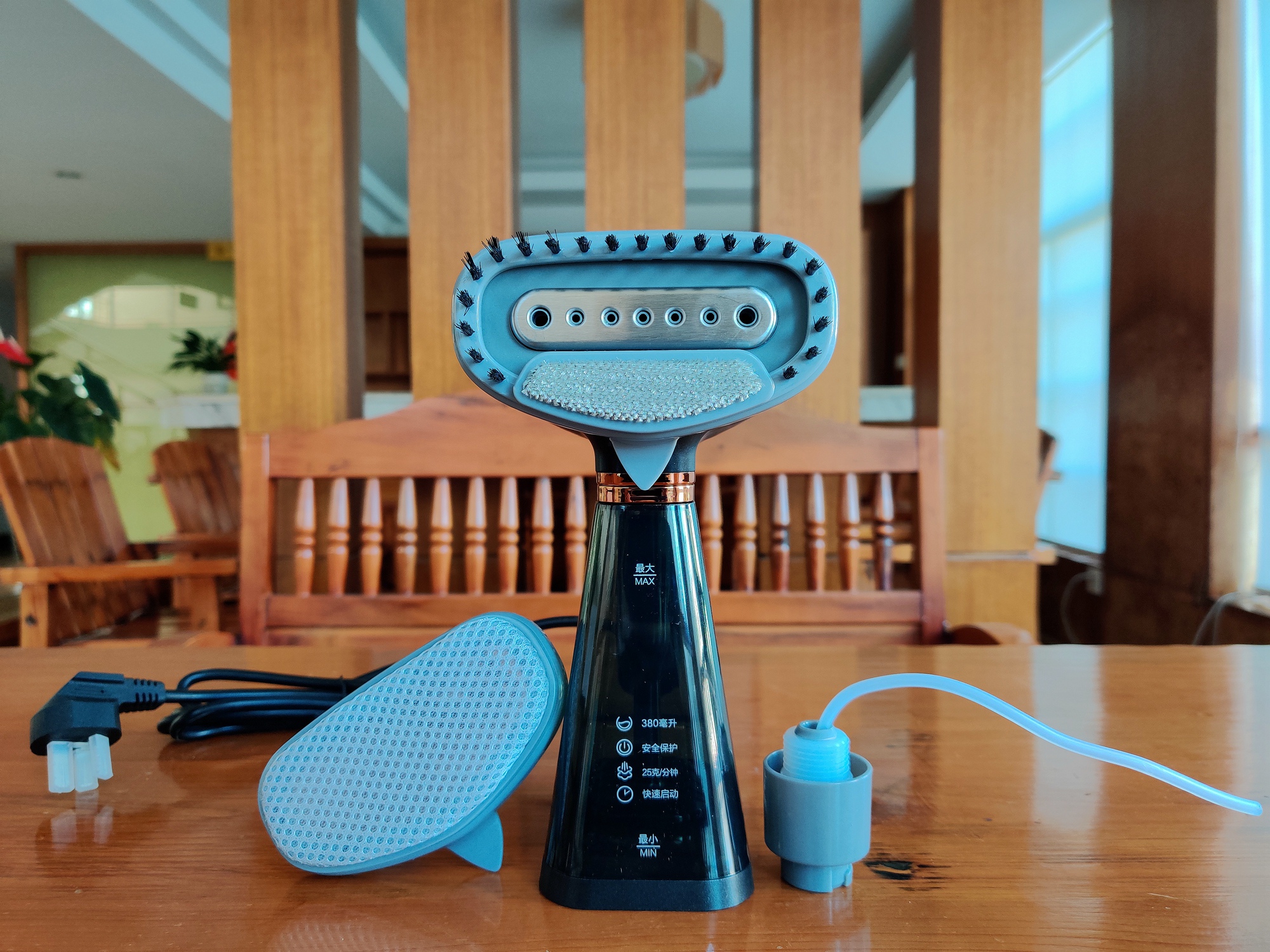 家居旅行都实用，卓力出品的衣未手持挂烫机，300多香不香