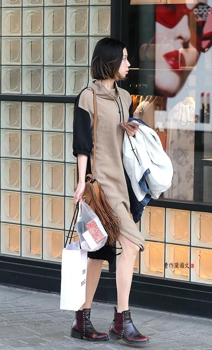 街拍穿天蓝色高筒靴的美女,蓝色过膝靴女生街拍