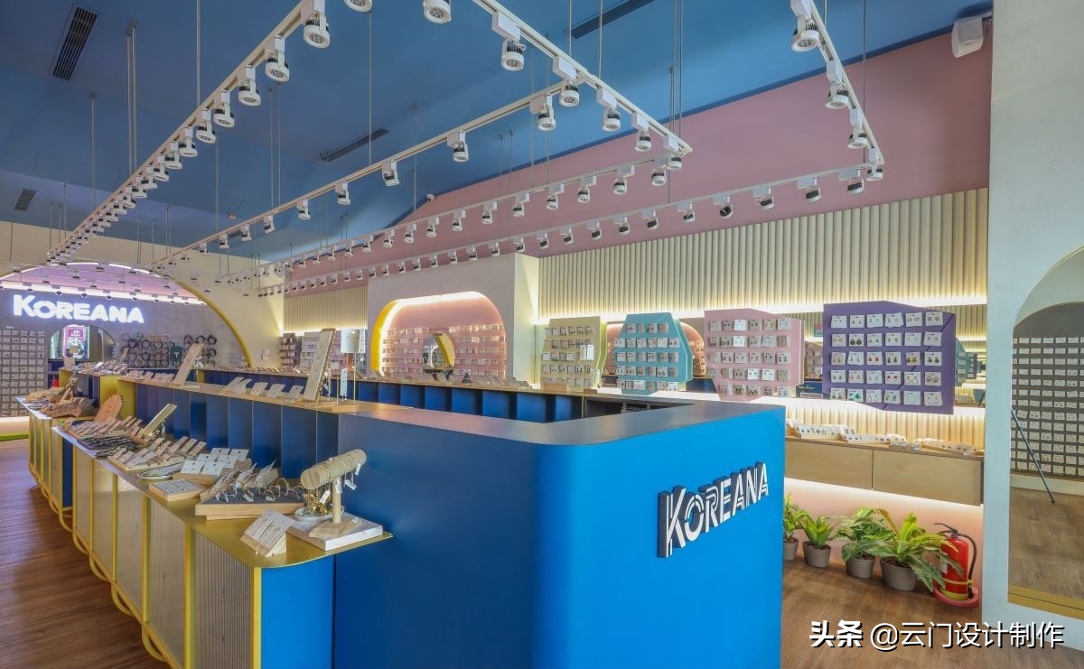 饰品游乐园！回转寿司陈列台与粉嫩饰品墙混搭，满足少女们购物欲