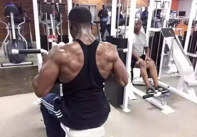 男子健身后腿软,健身腿软站不起来怎么办