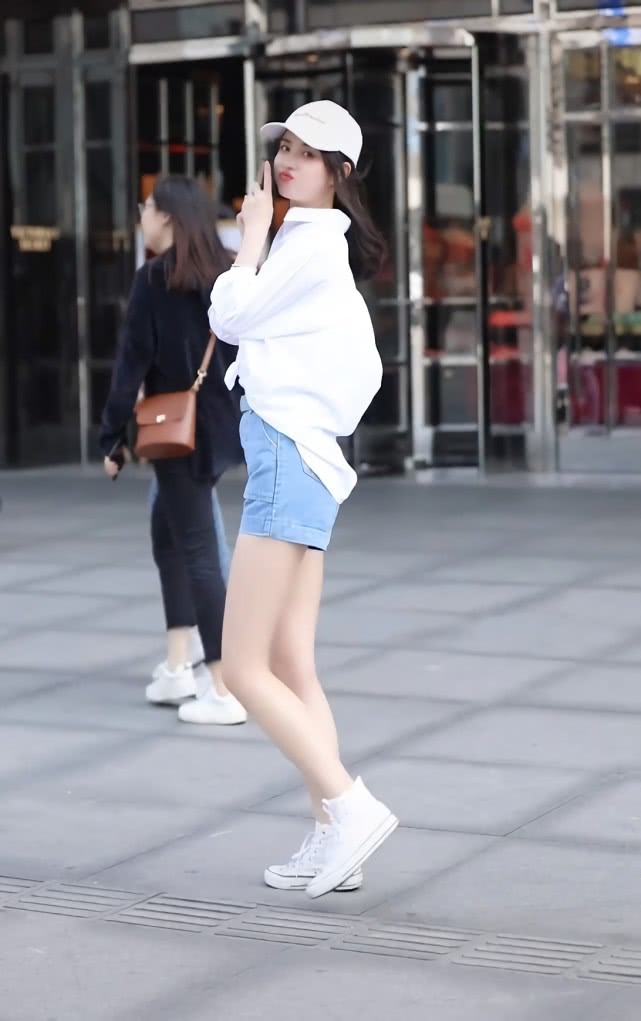 别老想着热裤，“海浪裤”才是不二之选，配匡威能拉长海拔