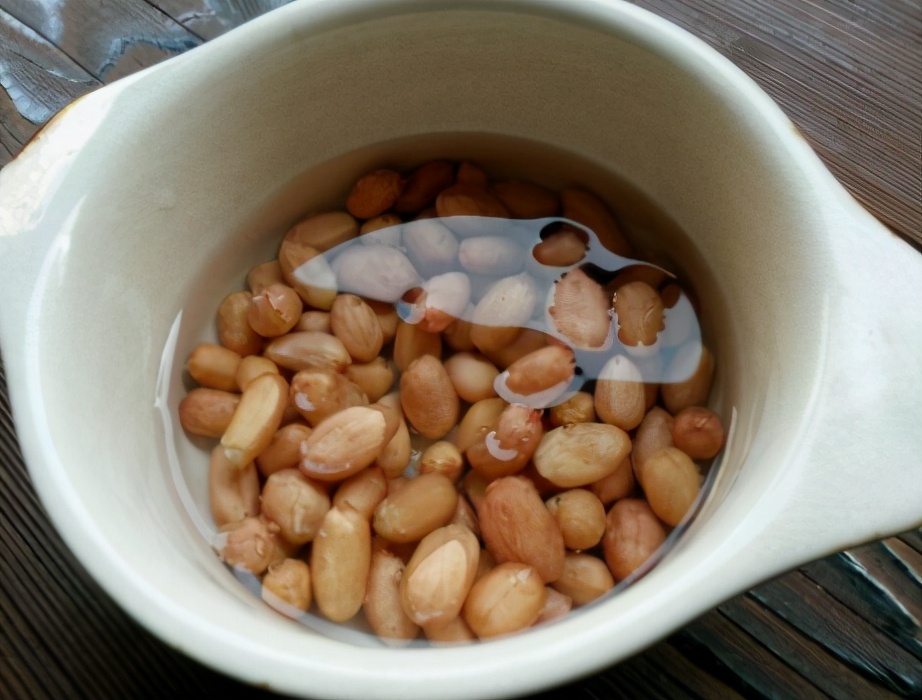 盐炒花生又香又脆,花生放白糖炒