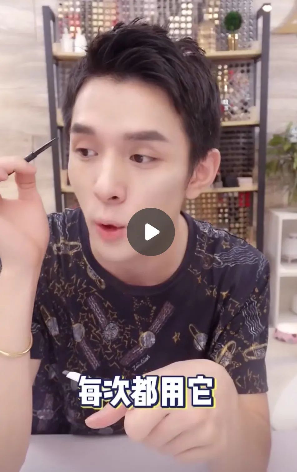 李佳琦再掉好感!老烟民形象曝光后，直播间里跟杨幂开黄腔