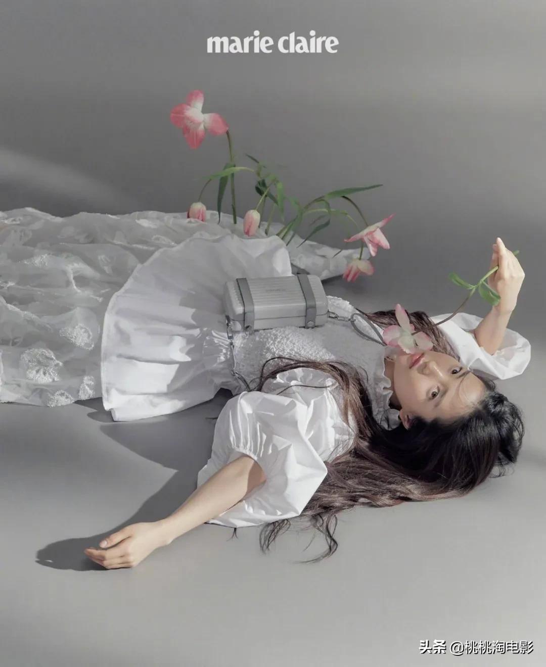 金泰梨杂志写真图文,女星金泰梨穿圣诞小鹿装跳舞