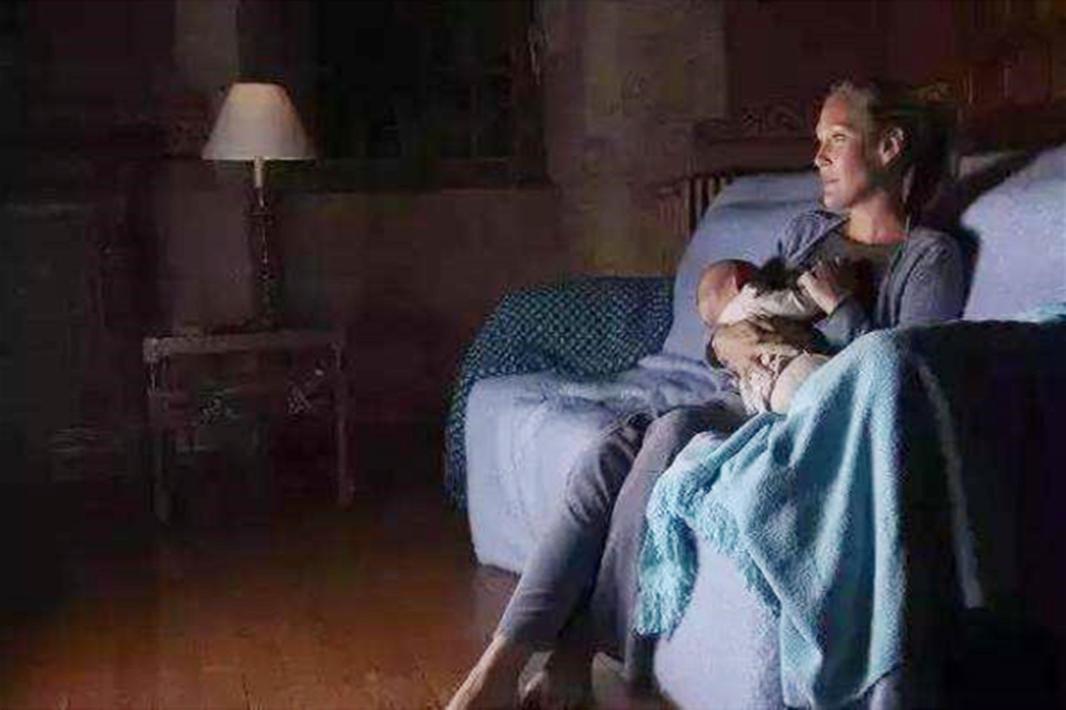 为何宝宝一吃母乳就睡，放下几分钟就醒？背后的原因有点暖心