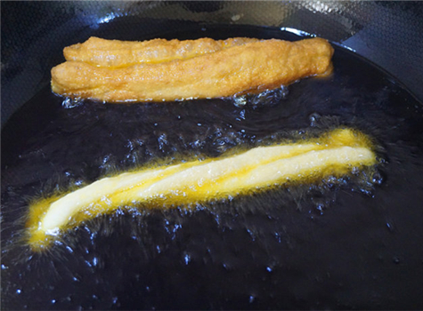 不用酵母也能炸出松软酥脆的油条,怎么用发酵粉炸出酥脆的油条