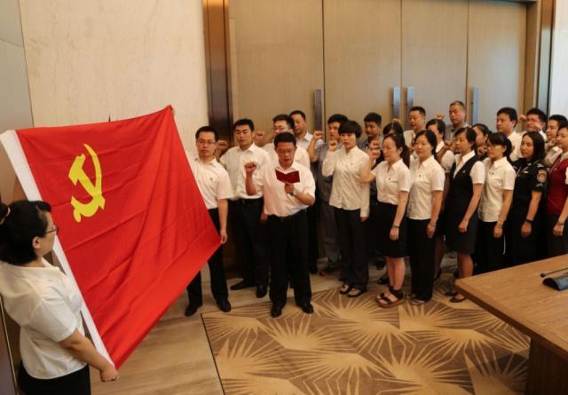 大学生入*党**之后，毕业后过得怎么样？付出就有回报